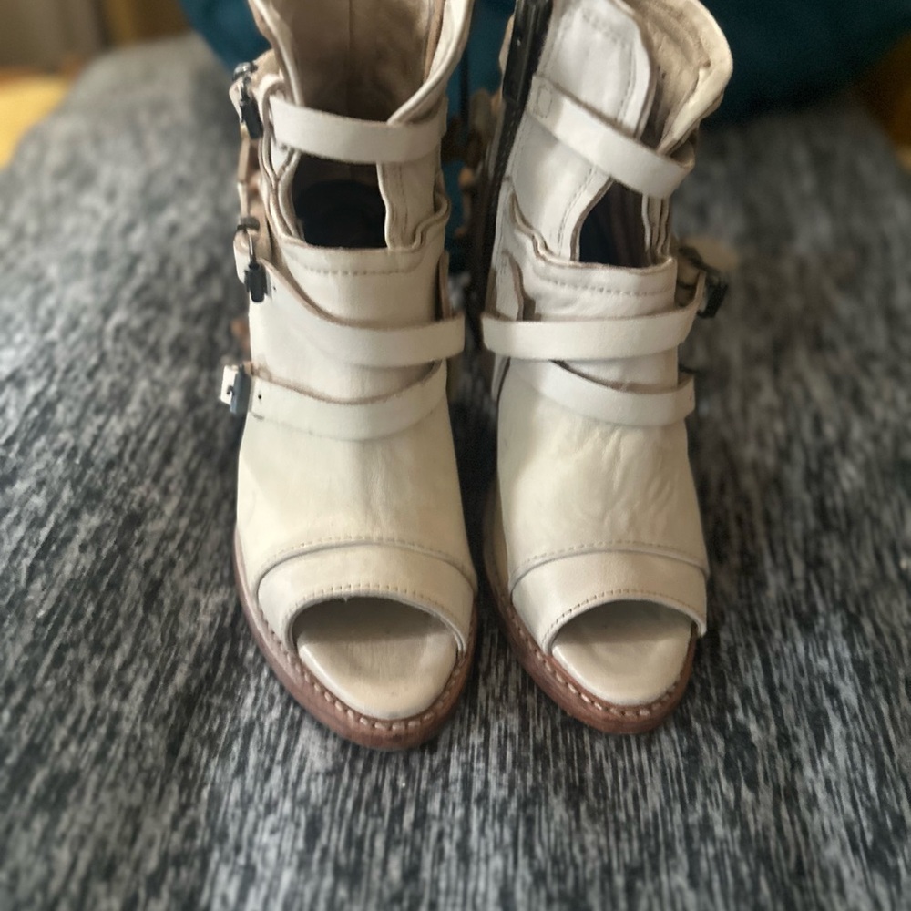 Freebird by Steven Carter R Cream Peep-Toe Ankle Boots